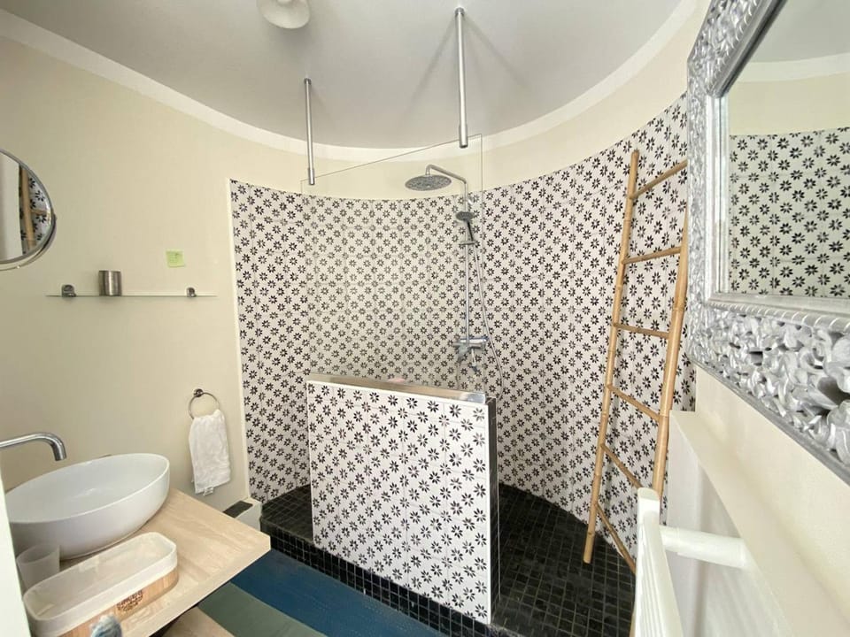 Appartement 2-4 pers à 300m de la mer avec climatisation - FR-1-770-60 Apartment in La Cadière-d'Azur