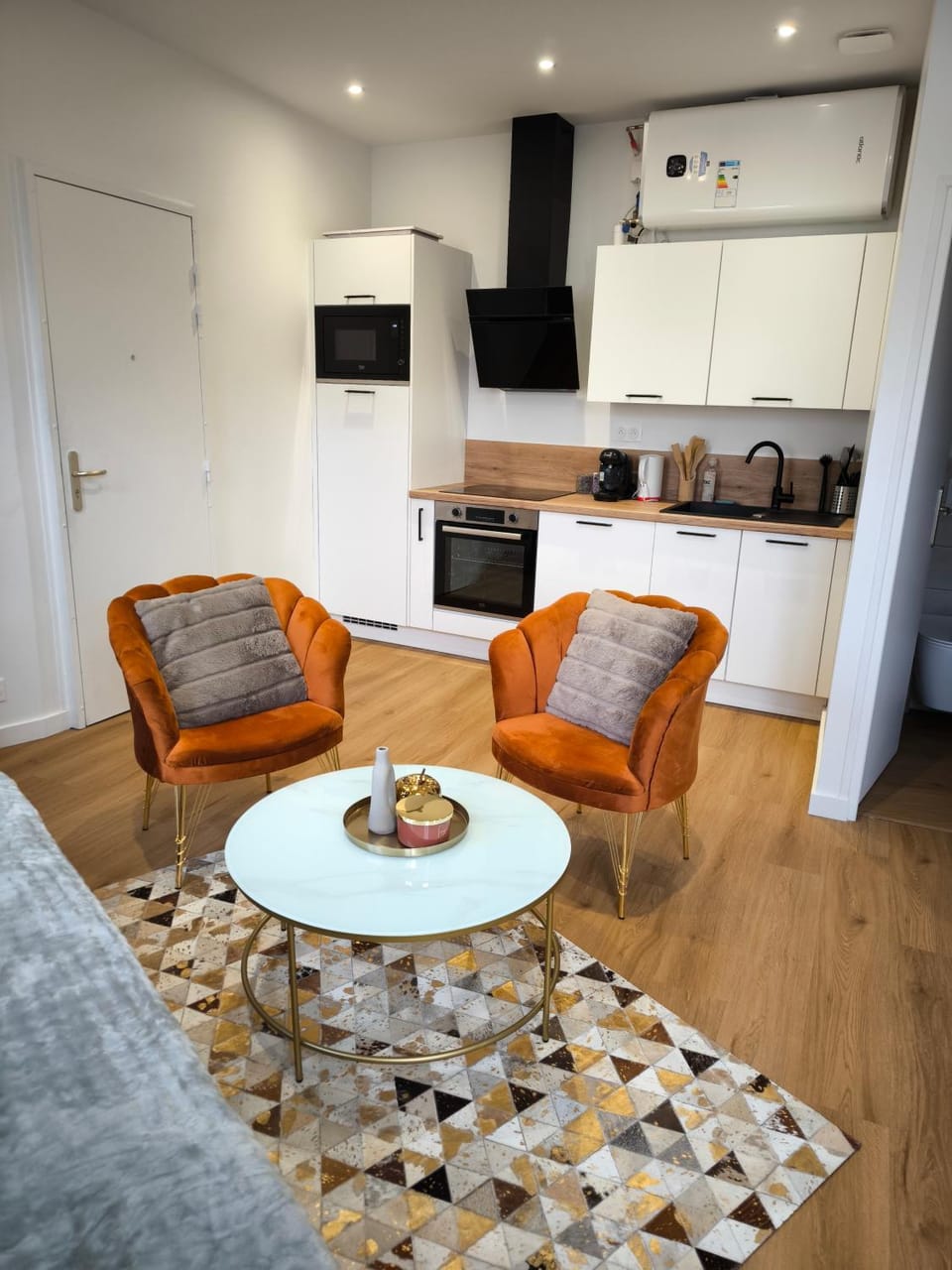 Kitchen or kitchenette, Living room, Seating area, Dining area, oven, stove