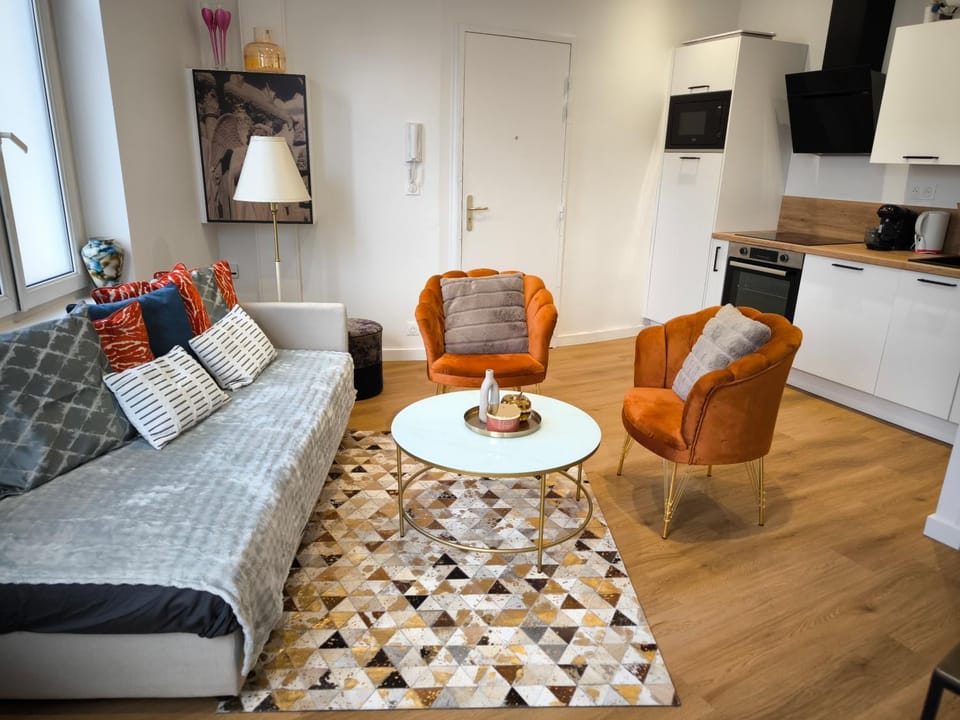 Kitchen or kitchenette, Living room, Seating area, Dining area, oven, stove