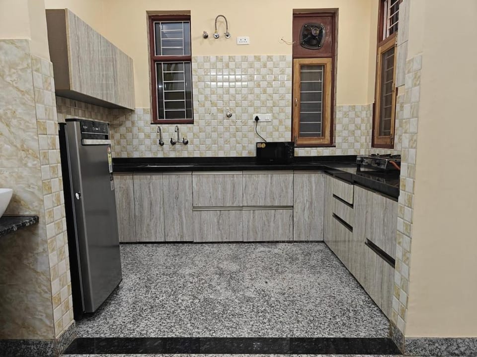 Kitchen or kitchenette, oven