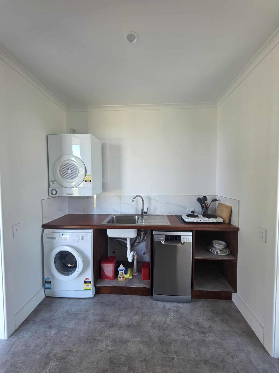 Kitchen or kitchenette, Kitchen or kitchenette, washing machine, dryer
