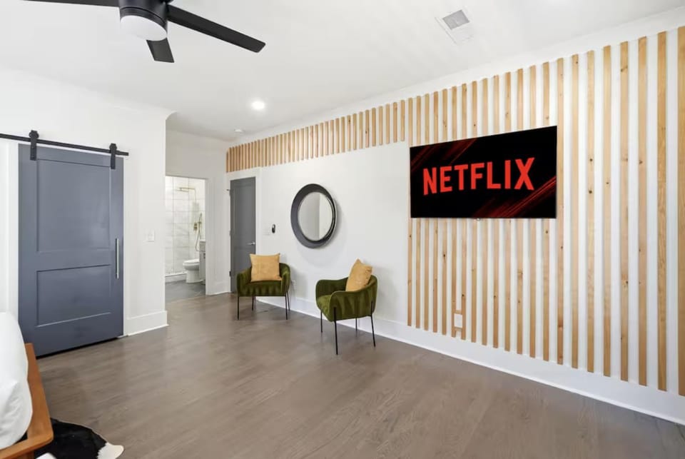 New Peach State Escape Luxe Stay w Outdoor Movies, Bikes, Game Room Near Downtown House in Atlanta
