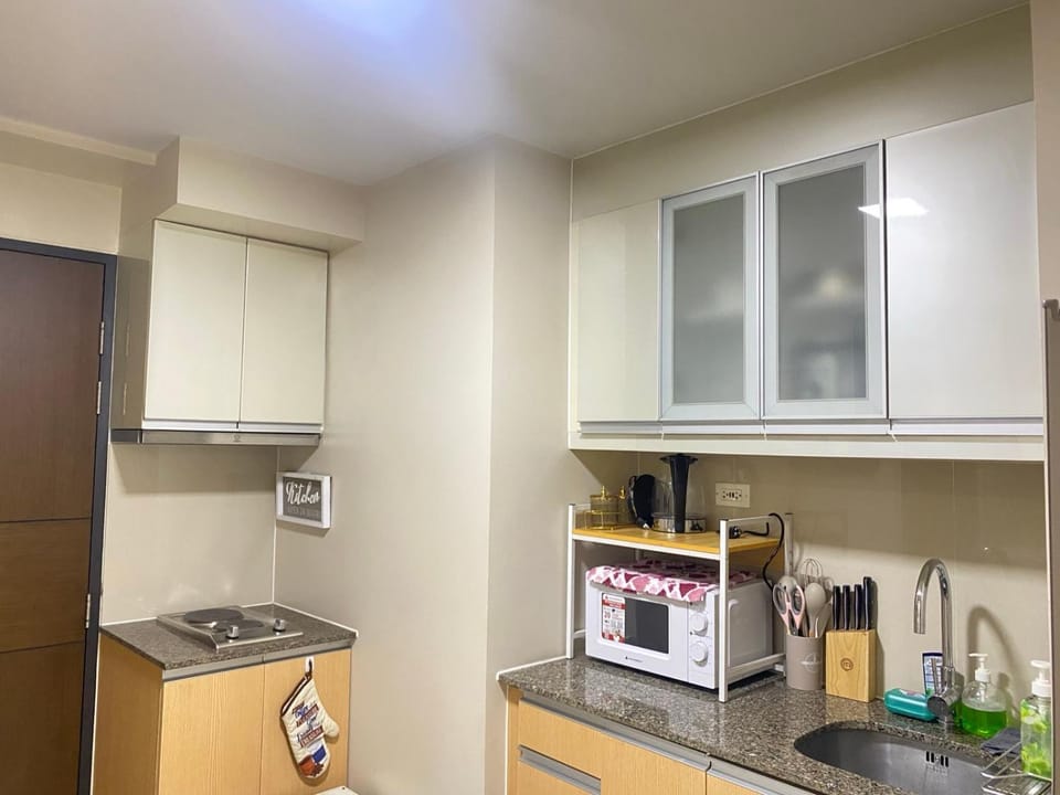 La Rosa Home - Uptown BGC Apartment in Makati