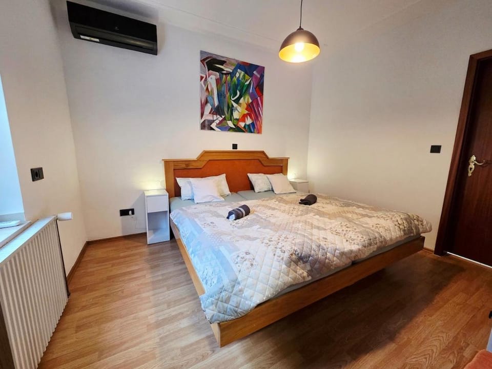 Bed, Bedroom, air conditioner