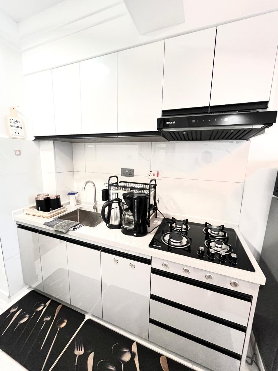 Coffee/tea facilities, Kitchen or kitchenette, stove
