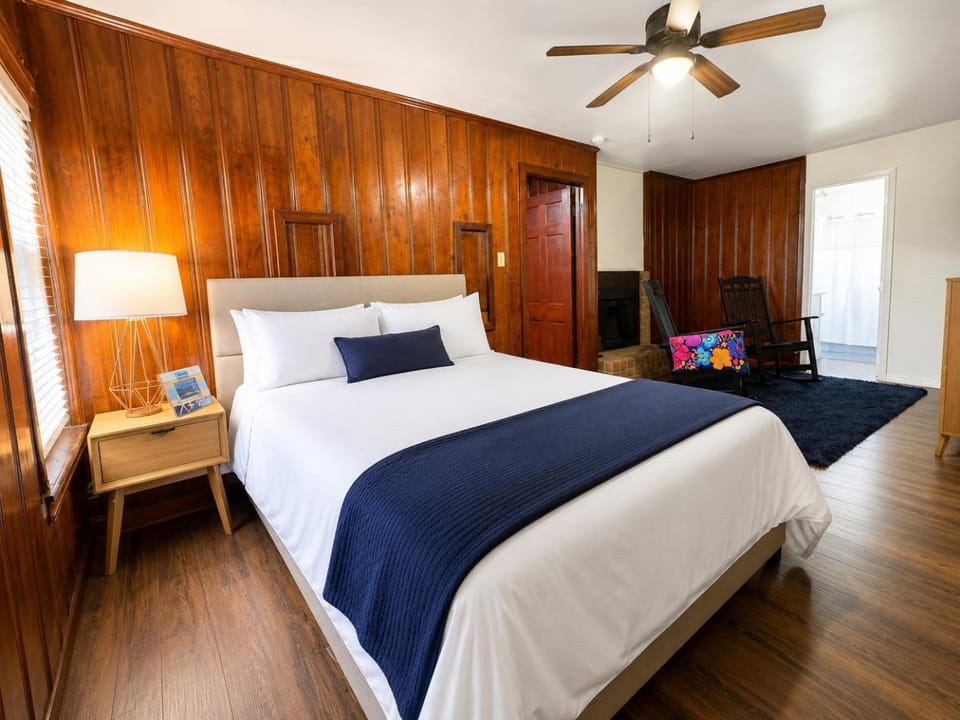 Bed, Decorative detail, Seating area, Bedroom
