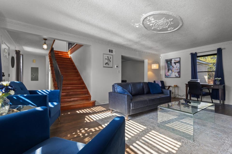Living room, Photo of the whole room, Decorative detail, Seating area
