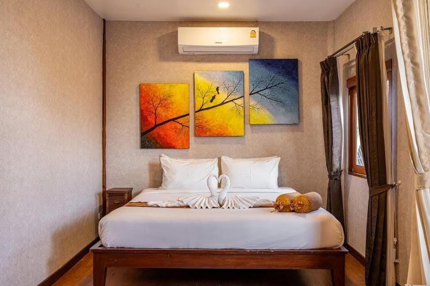 Bed, Photo of the whole room, Bedroom, air conditioner
