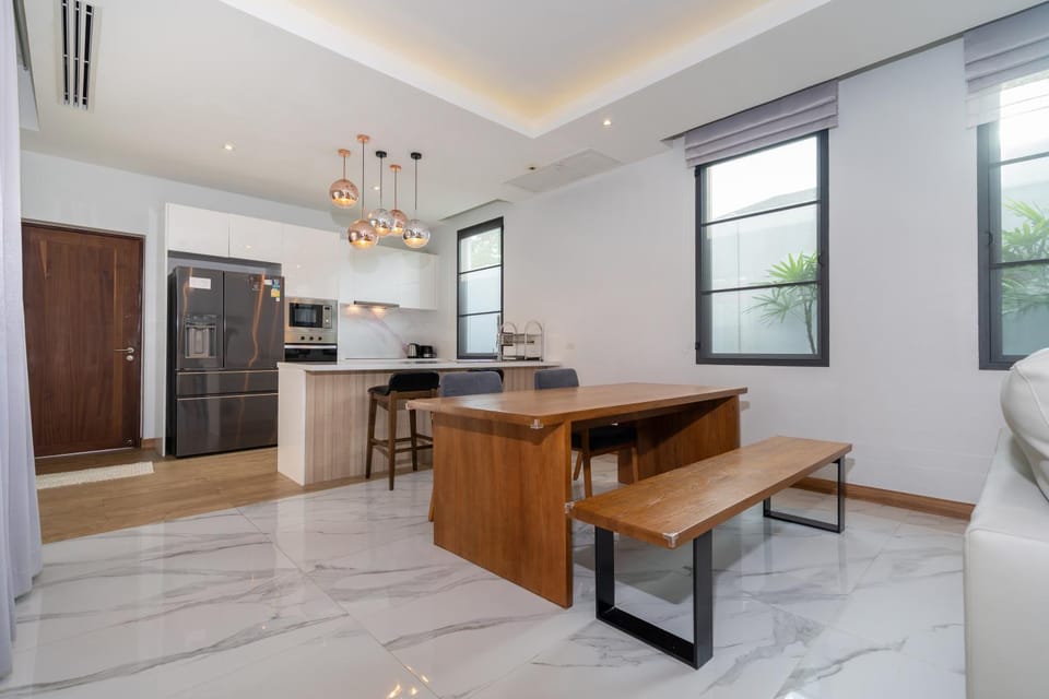 Kitchen or kitchenette, Dining area