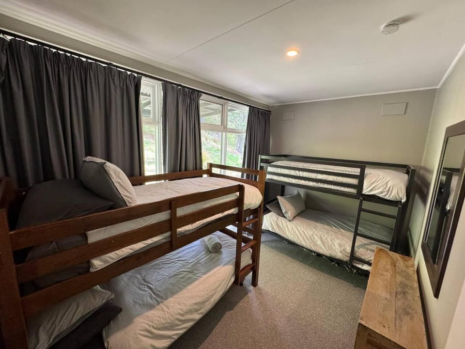 Sunset View House - Rustic Outdoor Bathhouse, Walk to Town House in Victoria