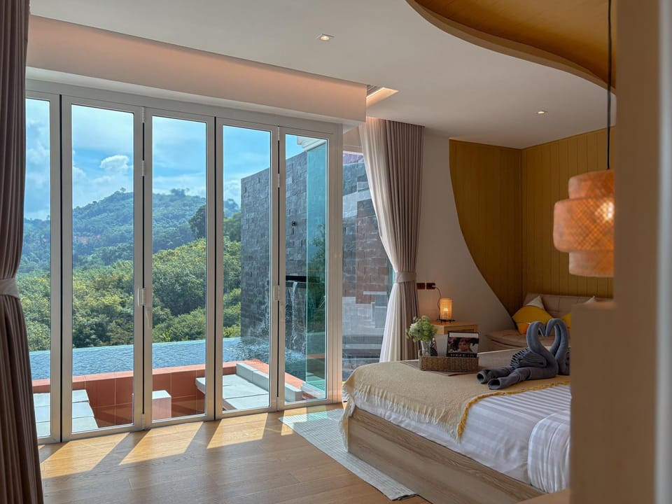 Bedroom, Mountain view