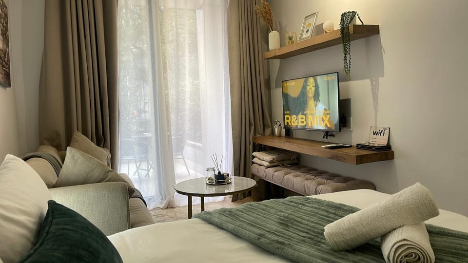 Bed, TV and multimedia, Living room, Photo of the whole room, Seating area, Bedroom
