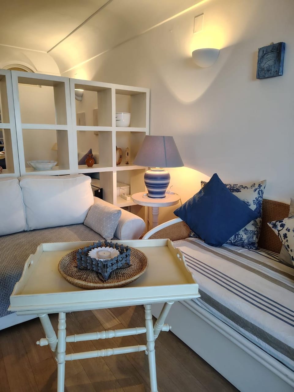 Bed, Living room, Photo of the whole room, Seating area