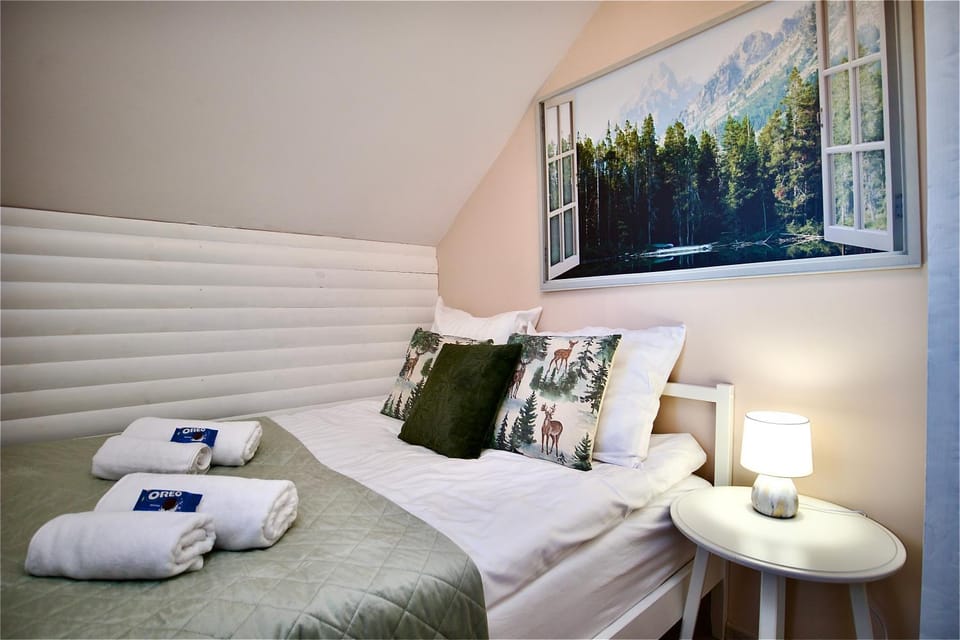 Bed, Bedroom, Guests, towels