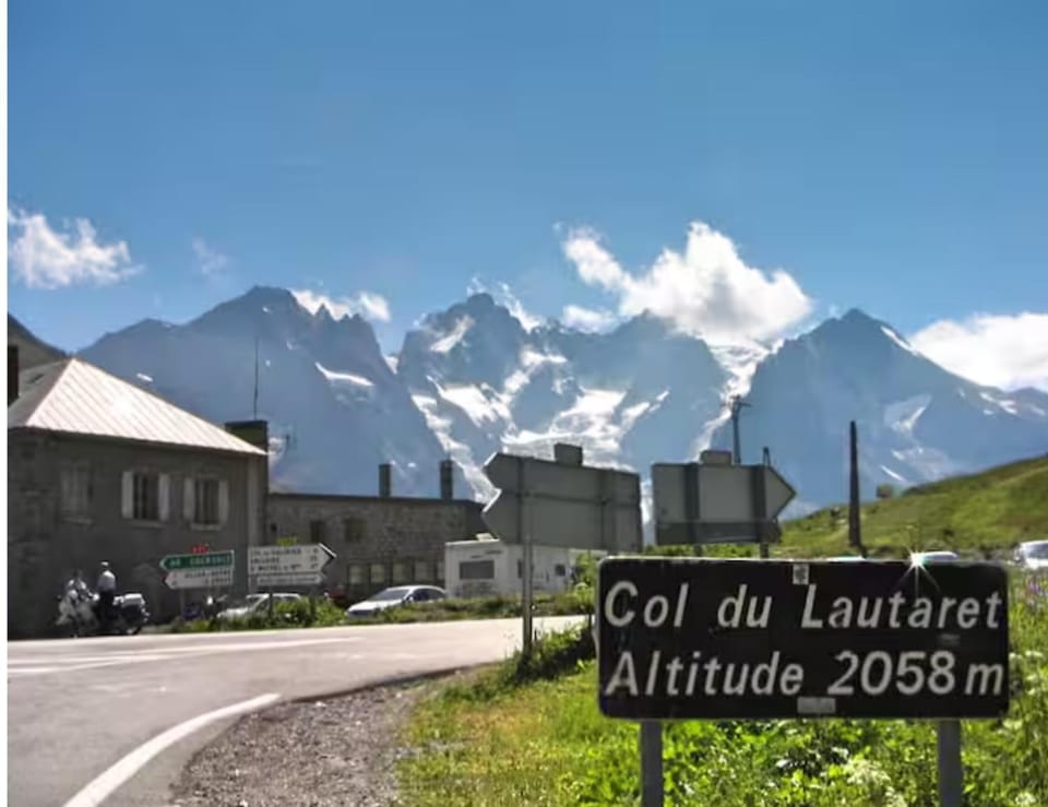 Nearby landmark, Natural landscape, Mountain view, Location