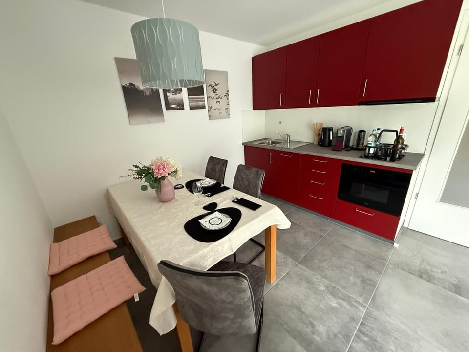 Kitchen or kitchenette, Dining area
