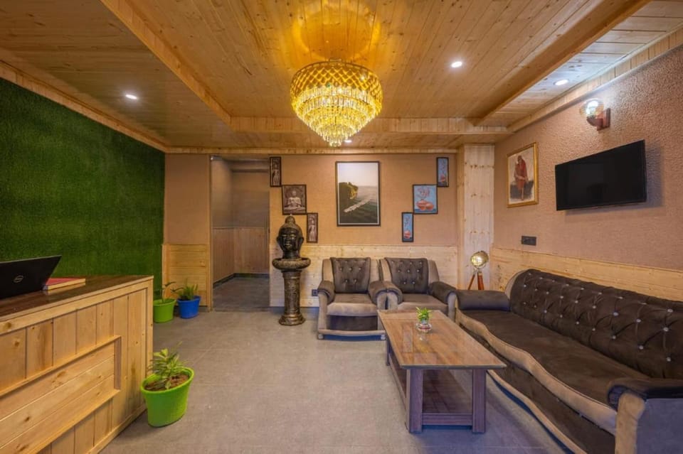 The Charvi Residency l Indoor Multi Cuisine Restaurant l Power Backup Available l Managed By ExoticStays Group Apartment in Himachal Pradesh
