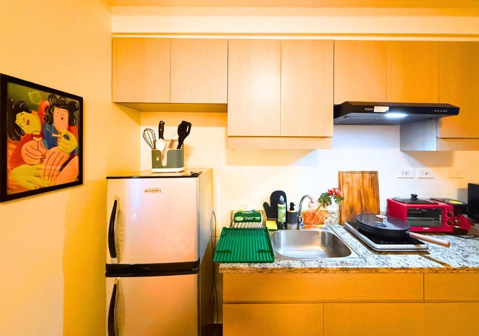 Kitchen or kitchenette, oven