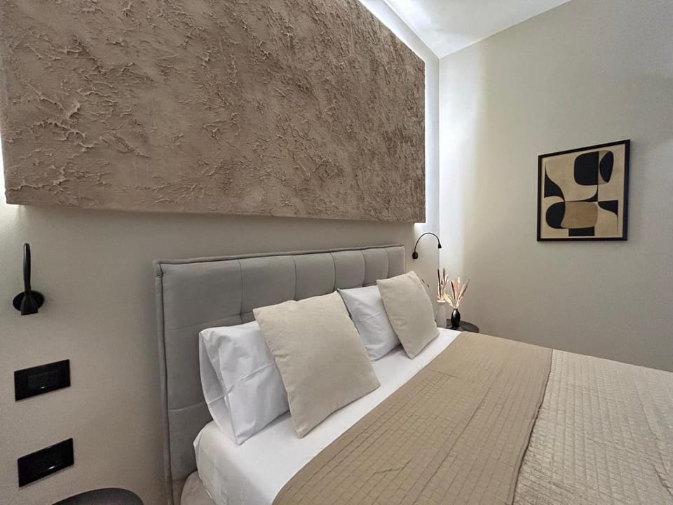 Bed, Photo of the whole room, Decorative detail, Bedroom