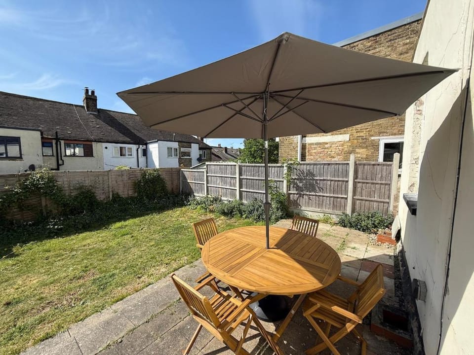 Beautiful Margate Retreat with Log burner, Garden, minutes to beach House in Margate