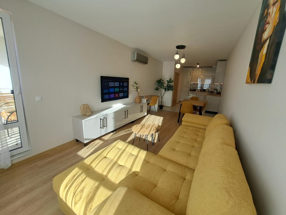Communal lounge/ TV room, TV and multimedia, Kitchen or kitchenette, Living room, Seating area, Evening entertainment