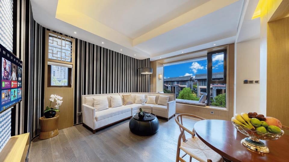 Communal lounge/ TV room, Living room, Dining area