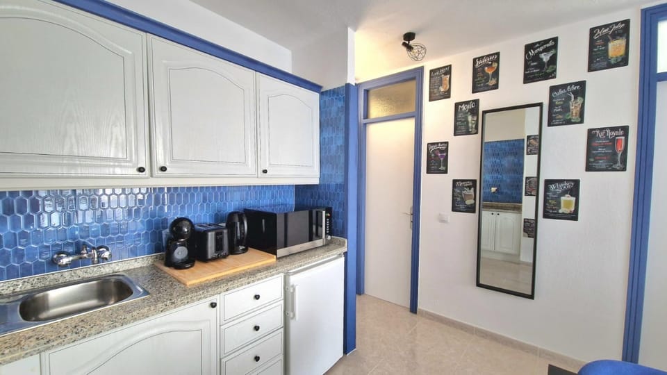 Kitchen or kitchenette, minibar, oven, toaster