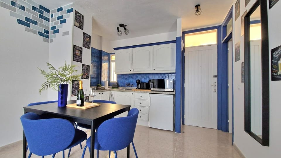 Kitchen or kitchenette, Dining area, minibar, oven, stove