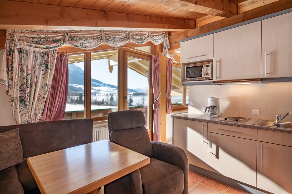 TV and multimedia, Kitchen or kitchenette, Living room, Seating area, Dining area, Mountain view