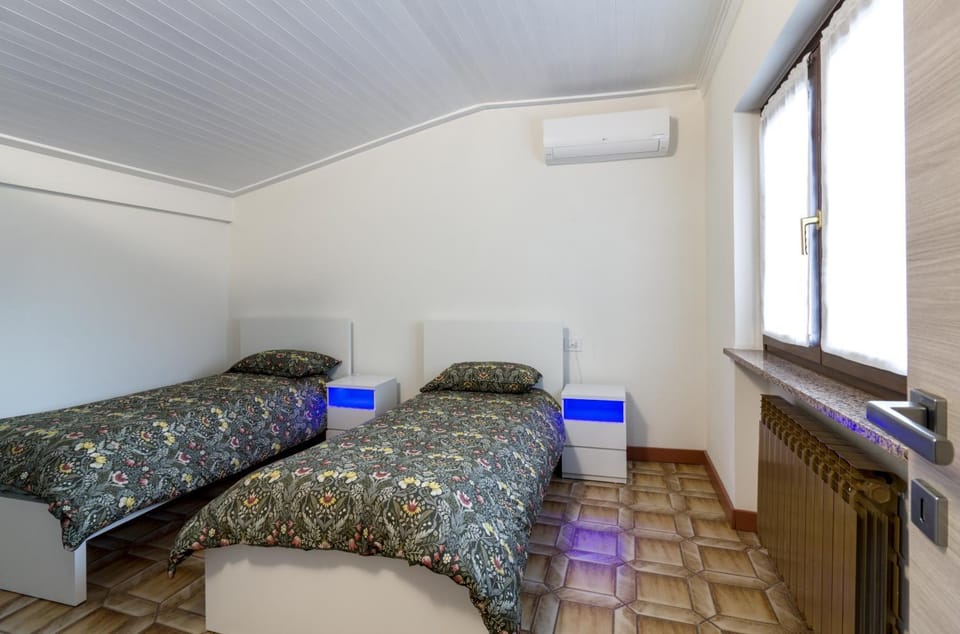 Bedroom, air conditioner