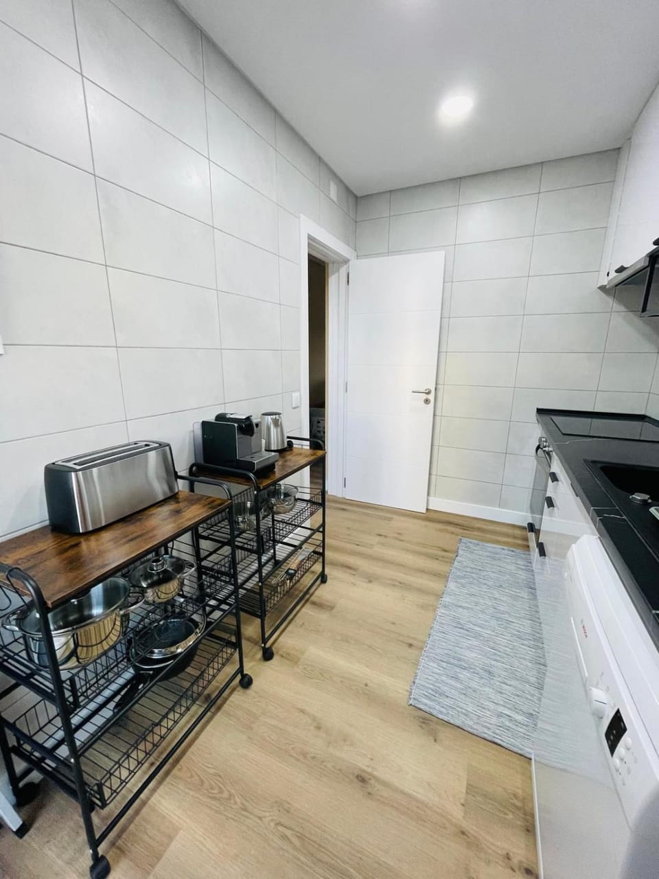 Coffee/tea facilities, Kitchen or kitchenette, dishwasher, oven, stove, toaster, washing machine