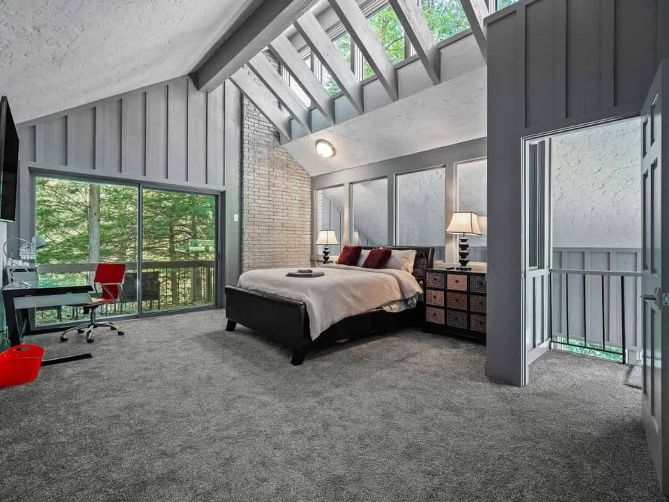 Indoor Pool Sauna Movie Theater Room Bar Sleeps 10 House in Lake Erie