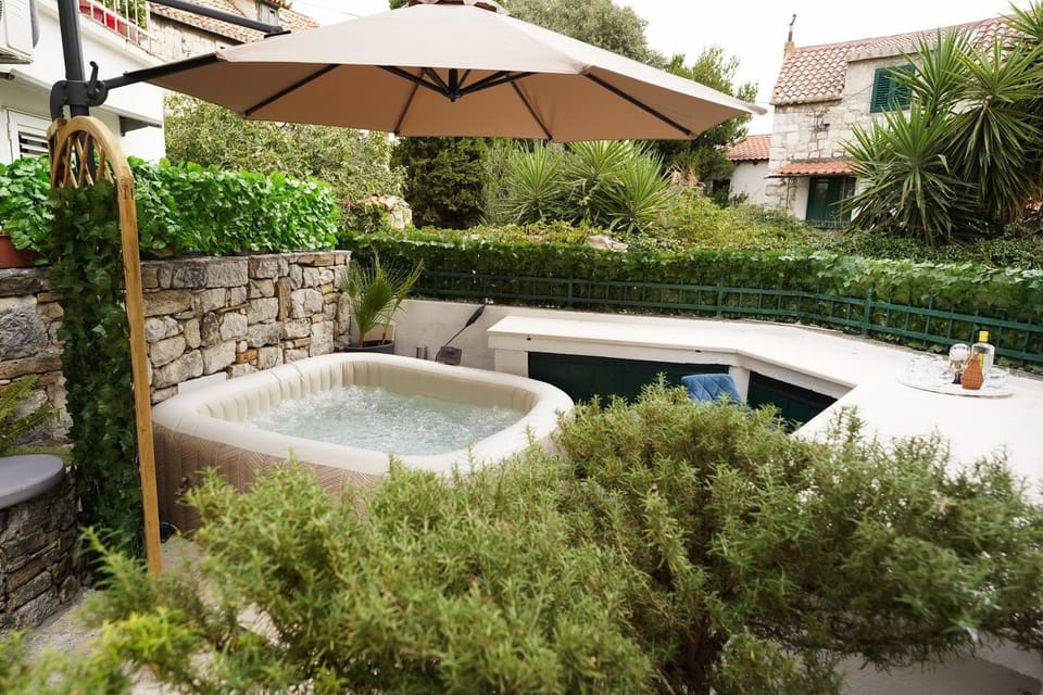Garden, Hot Tub