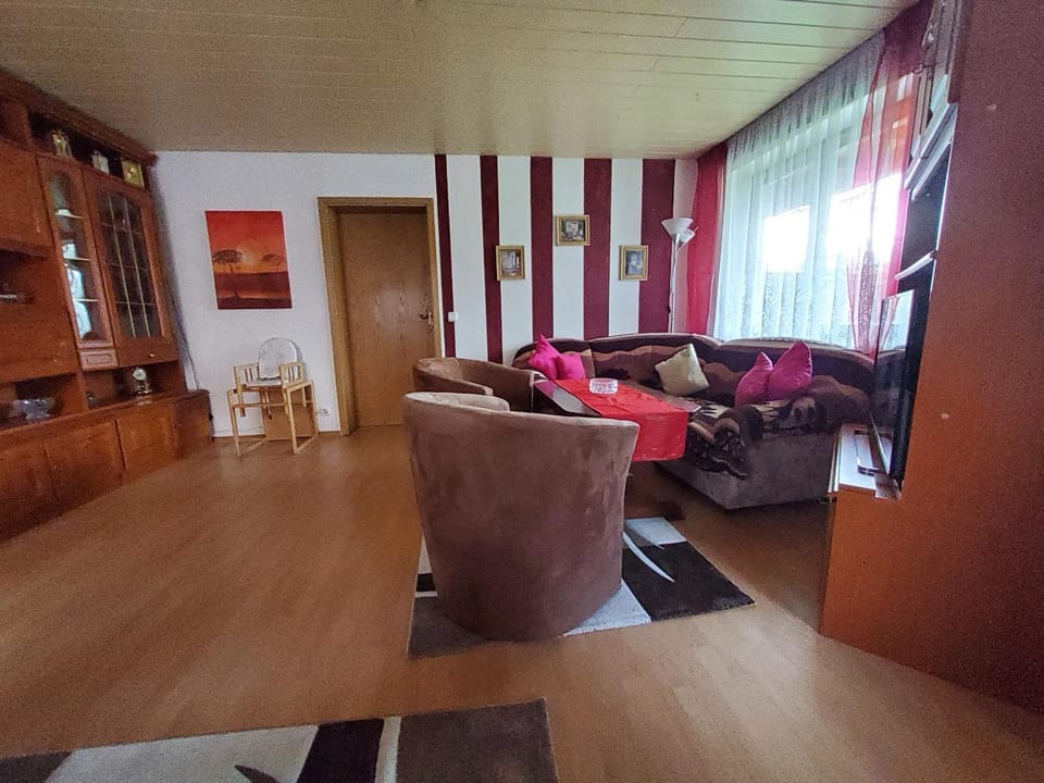 TV and multimedia, Living room, Seating area, Dining area