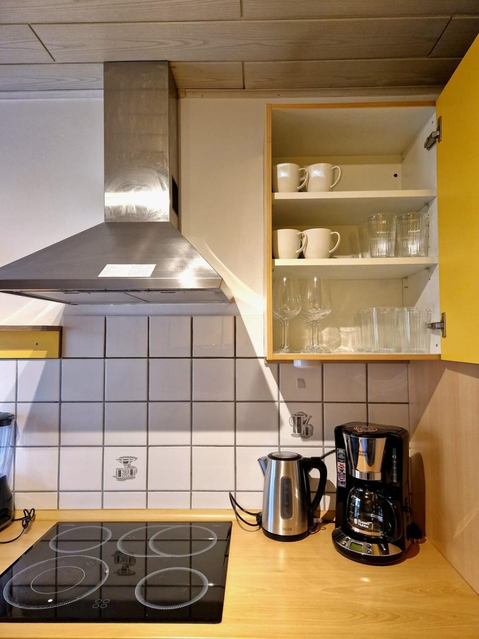 Coffee/tea facilities, Kitchen or kitchenette, stove, toaster