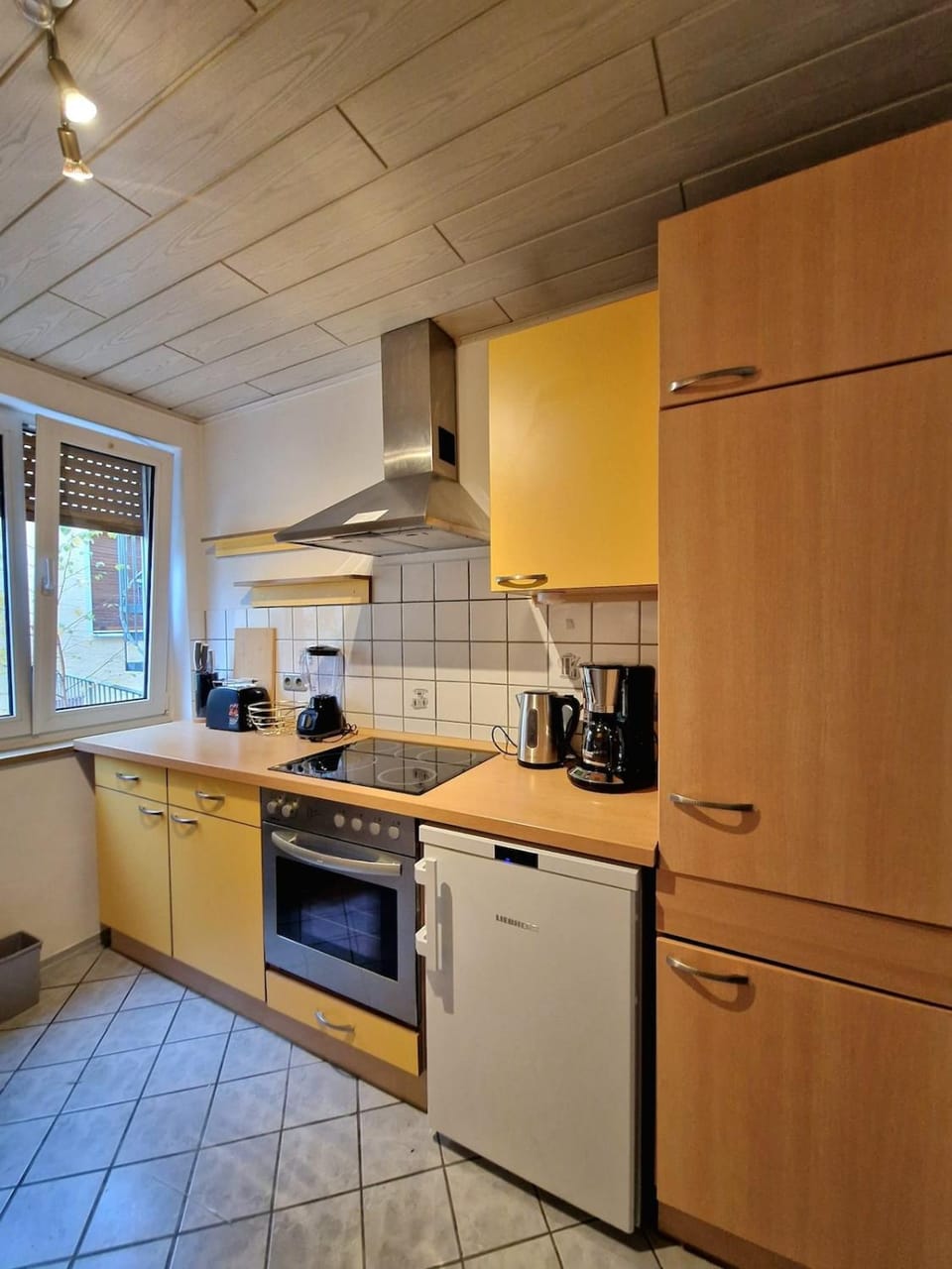 Coffee/tea facilities, Kitchen or kitchenette, dishwasher, oven, stove, toaster