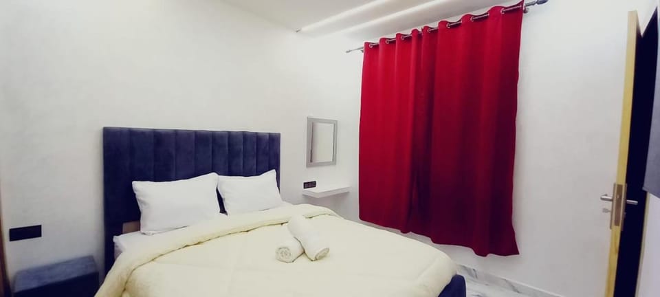 Maison confortable Familiale au plein milieu d'Oujda, bien équipée et sécurisée avec 2 chambres et salon moderne et un garage pour le véhicule, cuisine et un douche moderne et une toilette marocaine House in Morocco