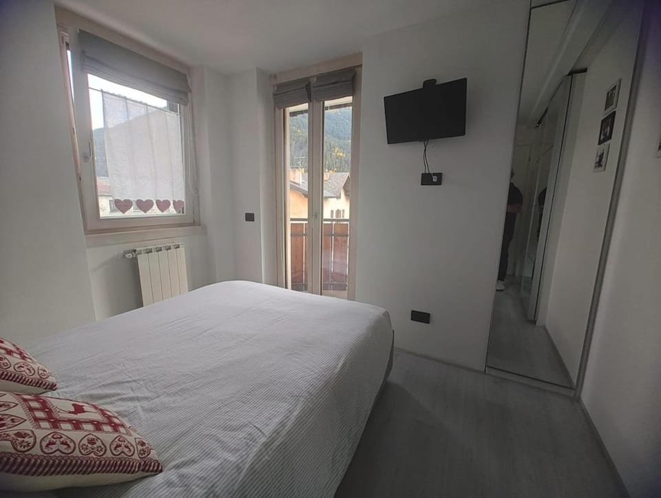 TV and multimedia, Photo of the whole room, Bedroom, wardrobe