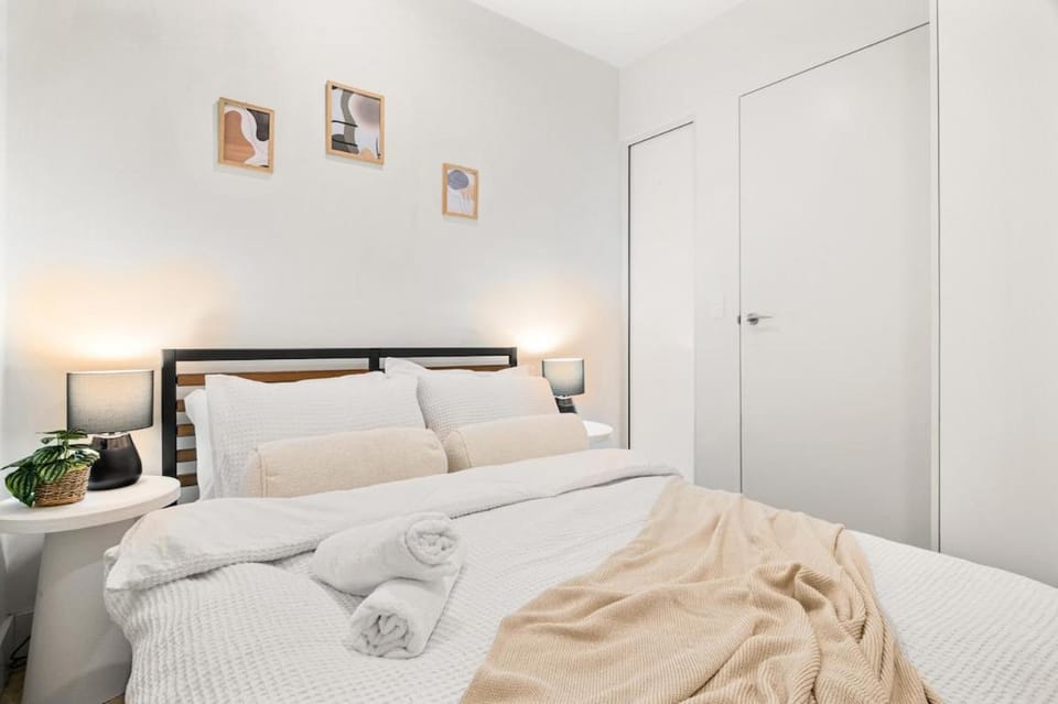 Prime CBD Living - Pool, Gym & City Views Apartment in Melbourne