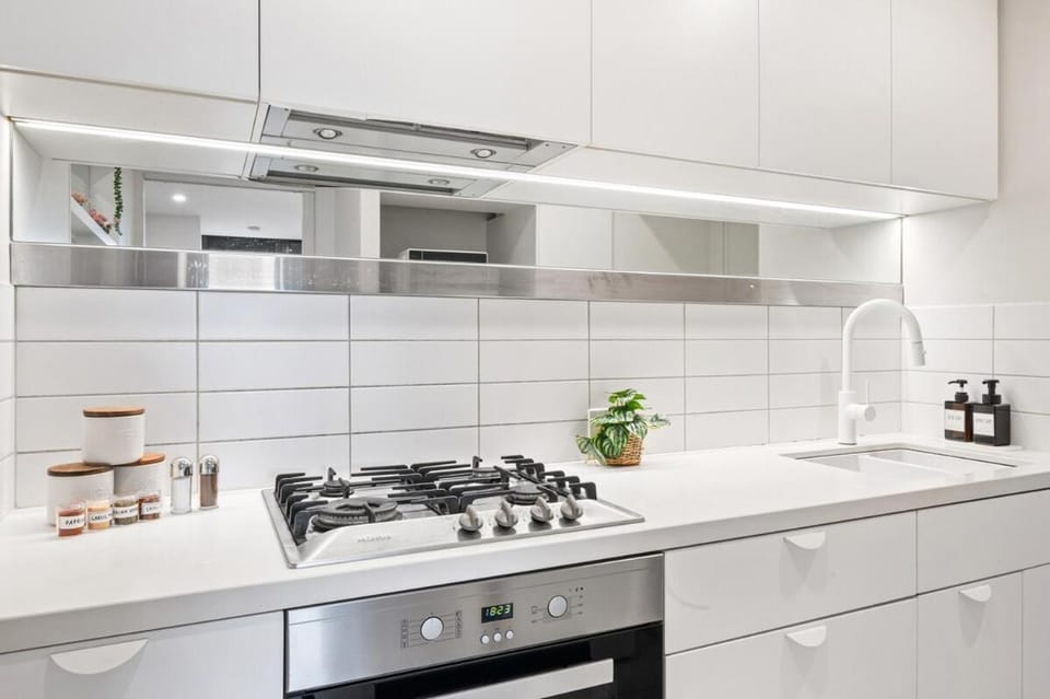 Prime CBD Living - Pool, Gym & City Views Apartment in Melbourne