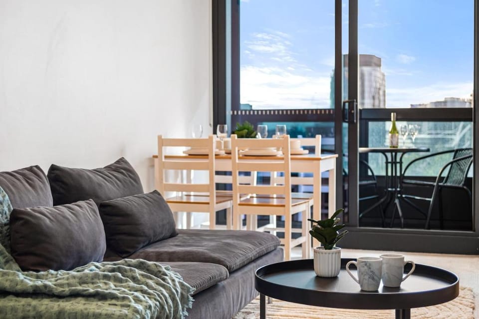 Prime CBD Living - Pool, Gym & City Views Apartment in Melbourne