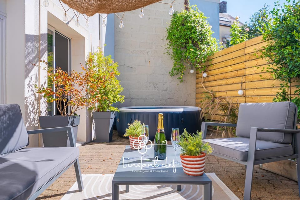 Patio, Hot Tub, Dining area