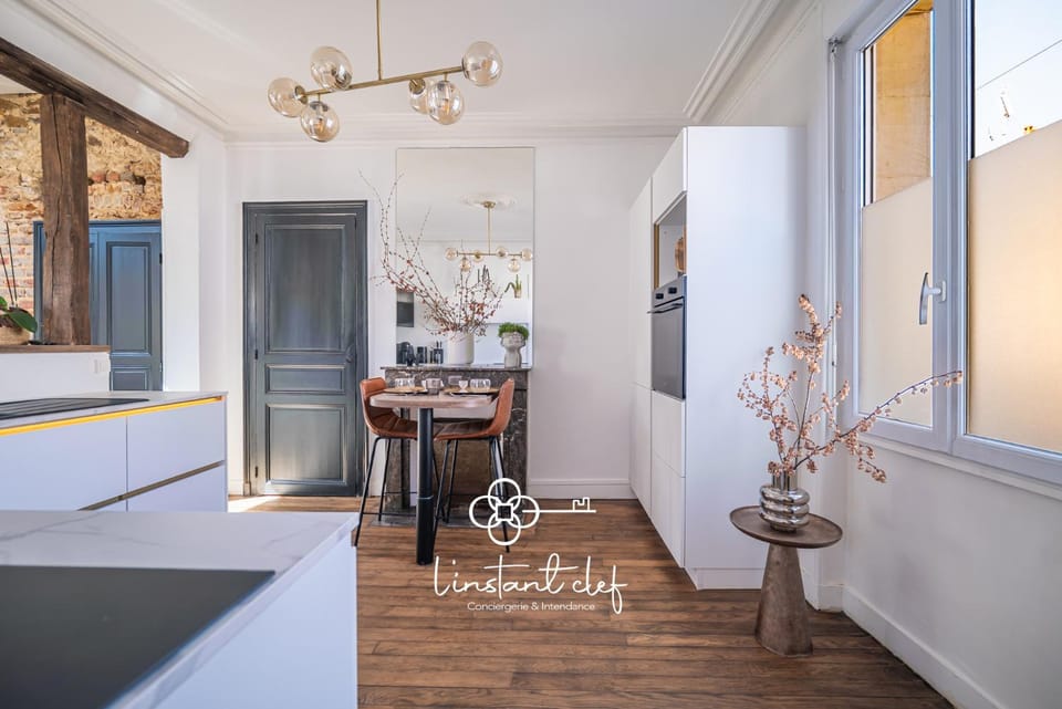 Kitchen or kitchenette, Dining area