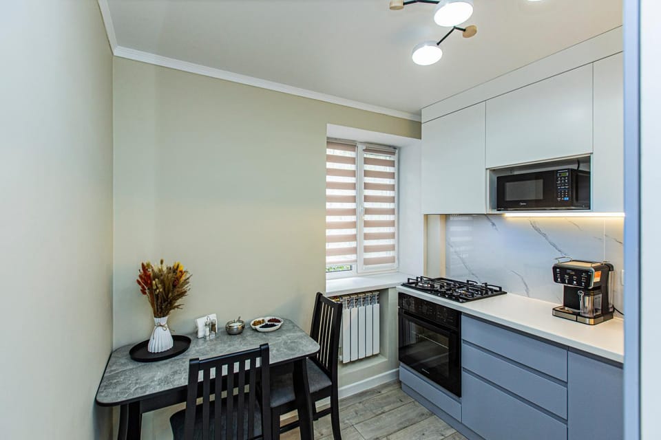 Kitchen or kitchenette, Dining area, stove