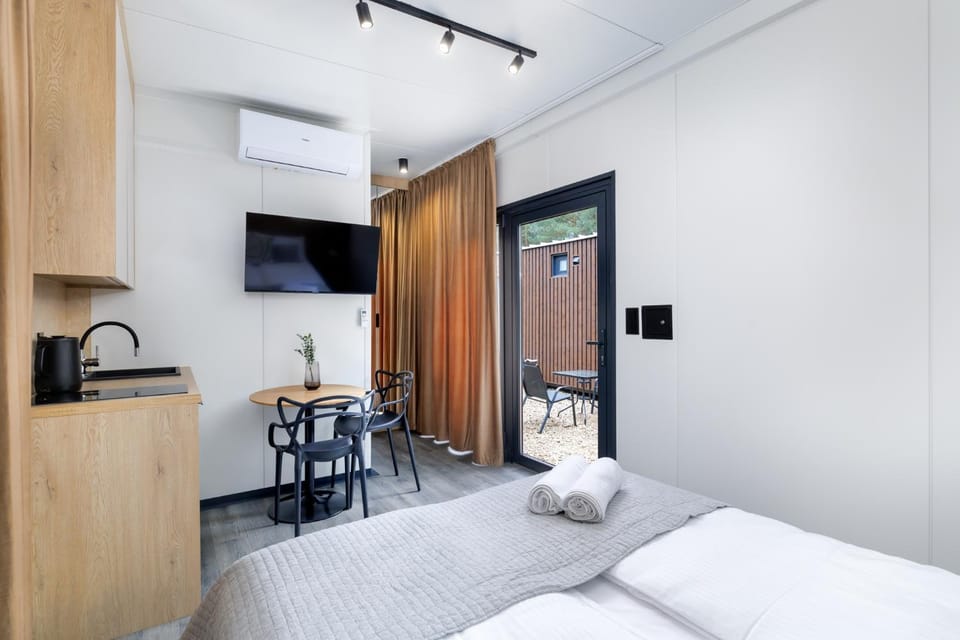 TV and multimedia, Photo of the whole room, Bedroom, air conditioner