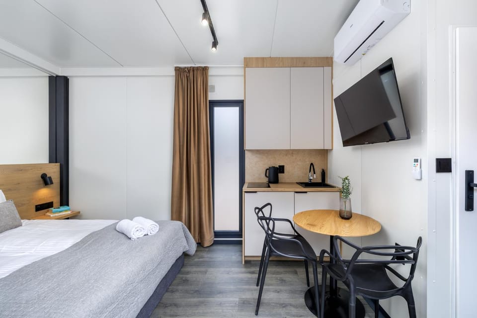 Bed, Kitchen or kitchenette, Photo of the whole room, towels