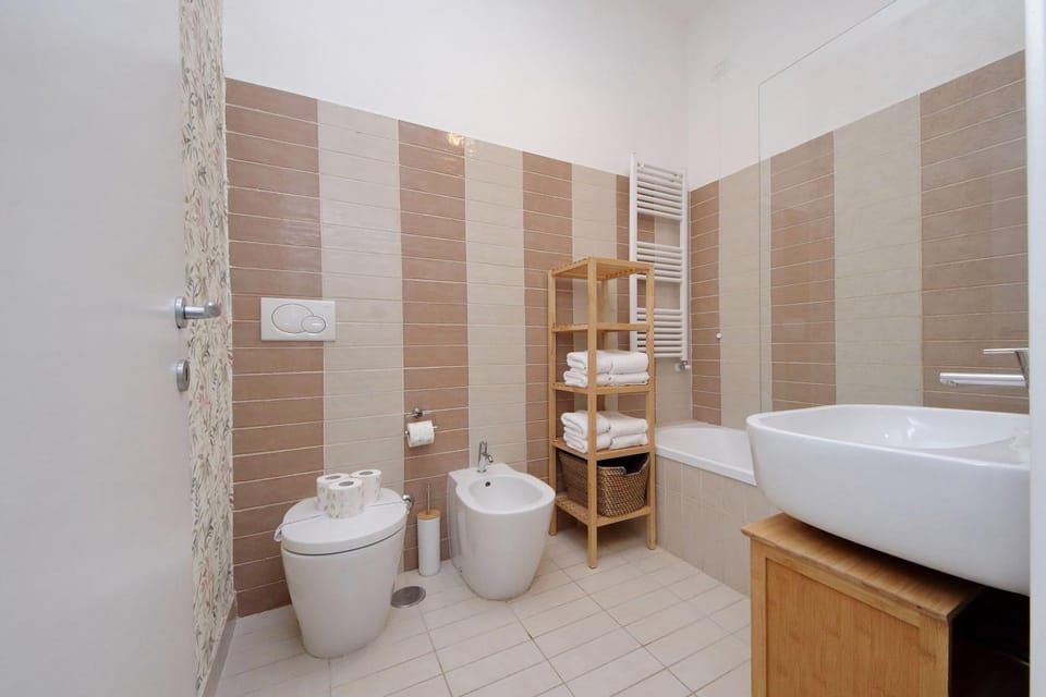 Bright Home Near Metro & Airport Trains Apartment in Rome