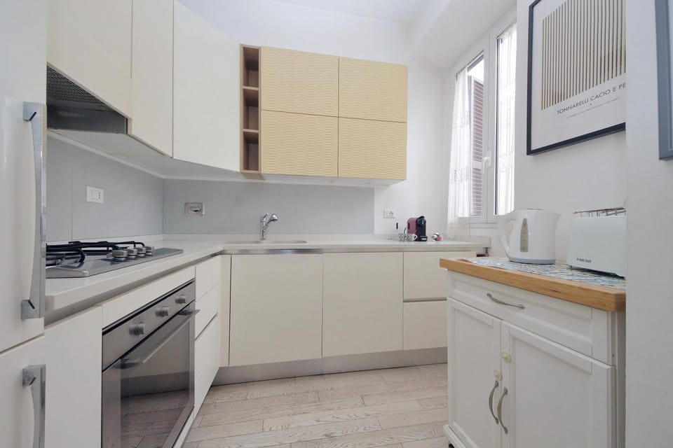 Bright Home Near Metro & Airport Trains Apartment in Rome