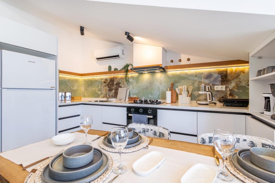 Coffee/tea facilities, Kitchen or kitchenette, Dining area, oven, stove, toaster