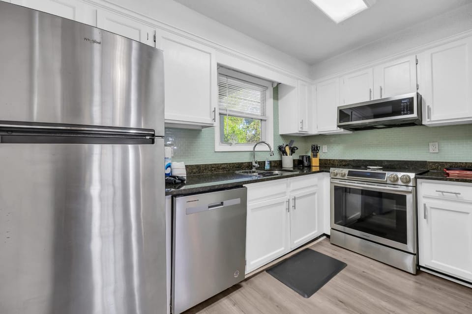 Hang Loose Haven - Beach n Golf Getaway w Pool House in Surfside Beach